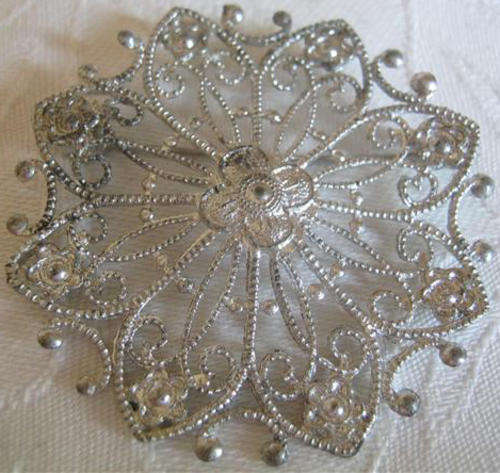 SILVER METAL, VINTAGE, ROUND FILIGREE BROOCH WITH A DELICATE AND FINE DESIGN, C SHAPE CLASP.