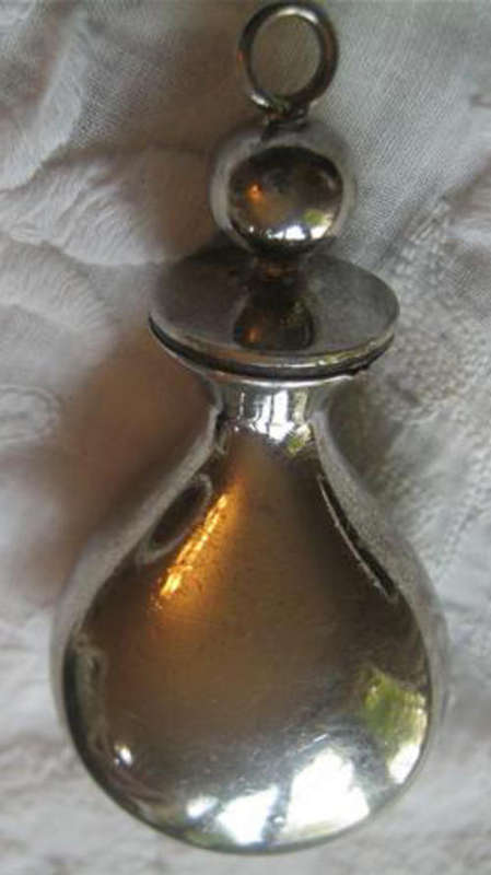VINTAGE, SILVER METAL, PENDANT PERFUME BOTTLE IN GREAT CONDITION.