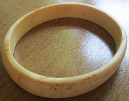 VINTAGE IVORY, OVAL SHAPED BANGLE IN LOVELY CONDITION.
