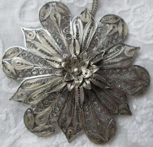 ANTIQUE SILVER FILIGREE "PENDANT" WITH A FINE SILVER CHAIN.