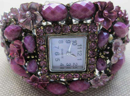 PINK AND PRETTY !! QUARTZ FUN WATCH, SPARKLING IN SHADES OF PINK AND LILAC.