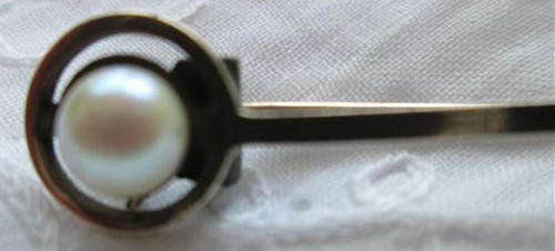 EDWARDIAN 9K GOLD PIN BROOCH WITH A GENUINE PEARL, IT HAS A C SHAPE CLASP.