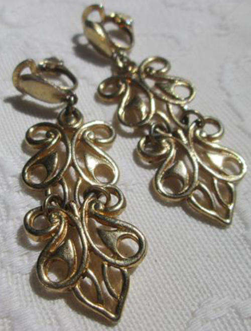 PRETTY GOLD TONE, DANGLEY CLIP ON EARRINGS. FIRM FITTING CLIPS.