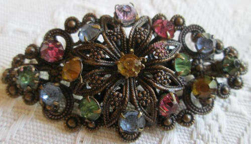 OVAL SHAPED, VINTAGE BROOCH, DAINTY DESIGN SET WITH MULTI COLOURED GLASS STONES