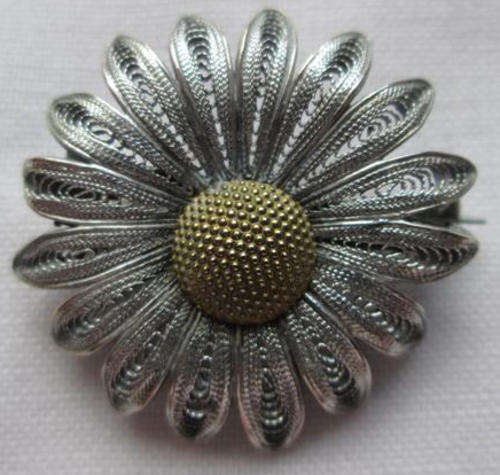 VINTAGE SILVER FILIGREE BROOCH DESIGNED AS A DAISY, C SHAPE CLASP..