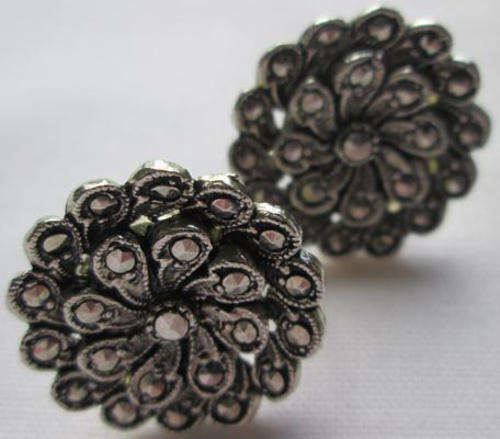 PRETTY VINTAGE, PAIR OF ROUND MARCASITE SCREW ON EARINGS.