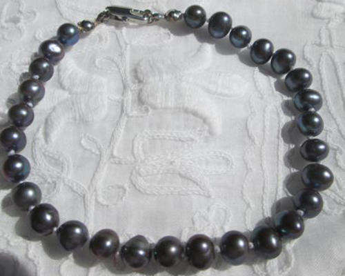 FRESH WATER PEARL BRACELET WITH CLASP.