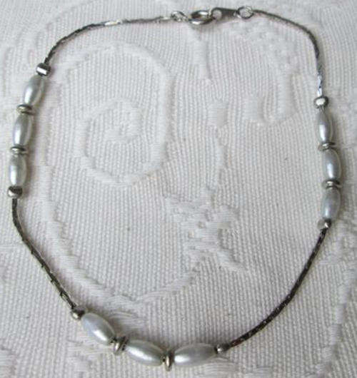 DAINTY PEARL BRACELET WITH SILVER METAL CHAIN AND CLASP, GREAT CONDITION.