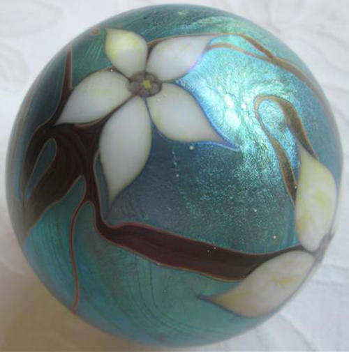 SIGNED, VINTAGE 1984 IRIDESCENT METALIC COLOURS WITH FLORAL DESIGN, OKRA GLASS PAPERWEIGHT