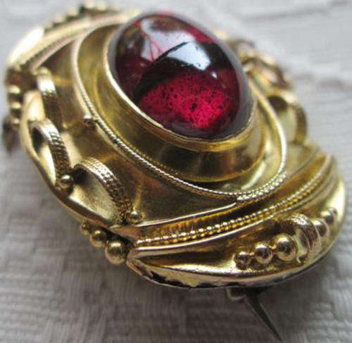 VICTORIAN, 9 ct GOLD   BROOCH,  WITH A FOIL BACKED GARNET AND C SHAPE CLASP.