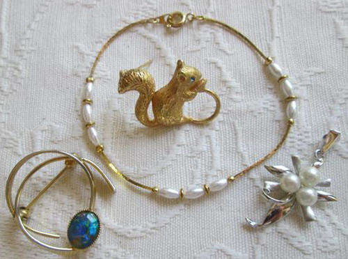 ASSORTMENT OF COSTUME JEWELLERY, 2 BROOCHES, 1 PENDANT AND A BRACELET