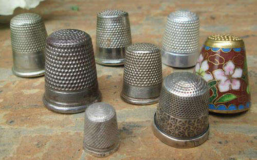 SELECTION OF 8 THIMBLES, ANTIQUE HALLMARKED SILVER, CLOISONNE AND VINTAGE SILVER METAL