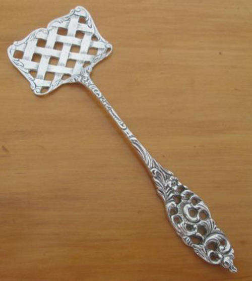 DAINTY VINTAGE SILVER CAKE LIFT     MARKED 833