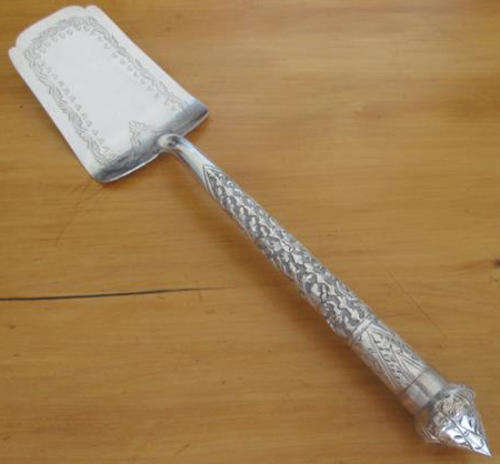 VINTAGE / ANTIQUE HAND WORKED PERSIAN SILVER LARGE SERVING CAKE LIFT WITH DETAILED DESIGN HANDLE