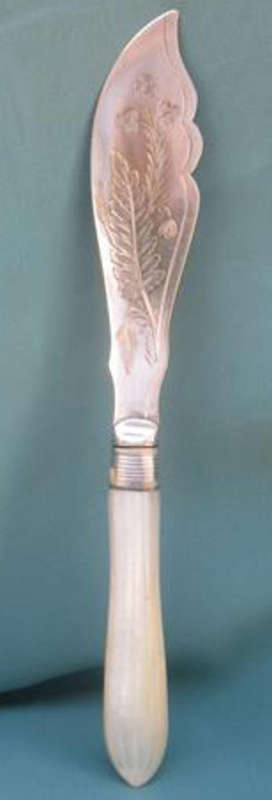 VINTAGE SILVER PLATED, BUTTER KNIFE WITH RIBBED MOTHER OF PEARL HANDLE.