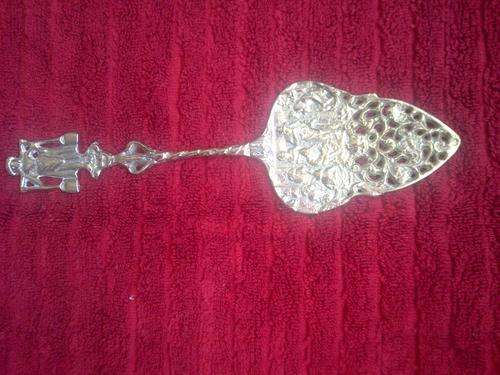 Silver cake lifter