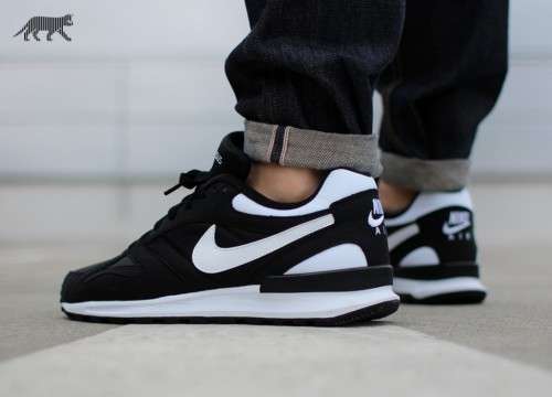 NIKE ORIGNAL AIR PEGASUS RACER FOR MEN SIZE UK 10 (SA 10)!!!MARKET VALUE R1699.99