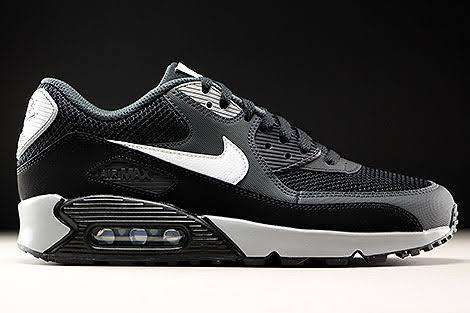 NIKE ORIGNAL AIR MAX 90 ESSENTIAL FOR MEN SIZE UK 6 (SA 6)!!!!!MARKET VALUE R1999.99