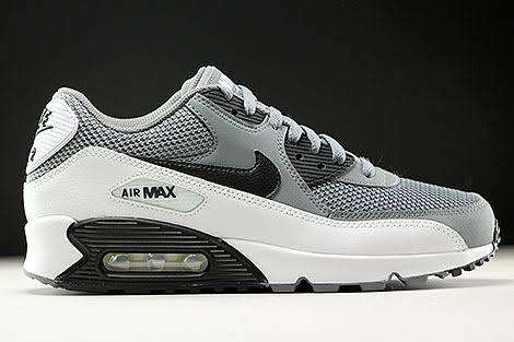 NIKE ORIGNAL AIR MAX 90 ESSENTIAL FOR MEN SIZE UK 8.5 (SA 8.5)!!!!!MARKET VALUE R1999.99