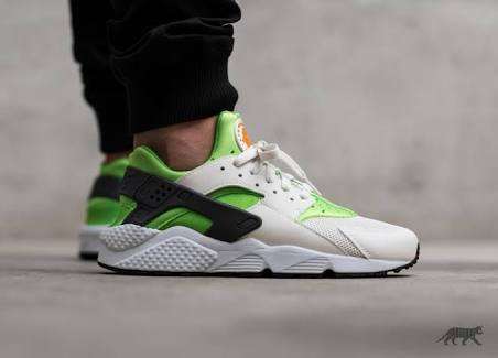 NIKE ORIGNAL AIR HUARACHE FOR MEN SIZE UK 11 (SA 11)!!!MARKET VALUE R1999.99