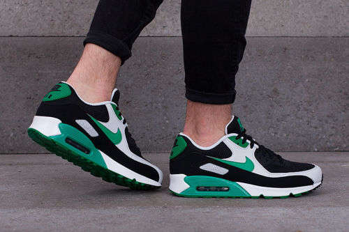 NIKE ORIGNAL AIR MAX 90 ESSENTIAL FOR MEN SIZE UK 11 (SA 11)!!!!!MARKET VALUE R1999.99