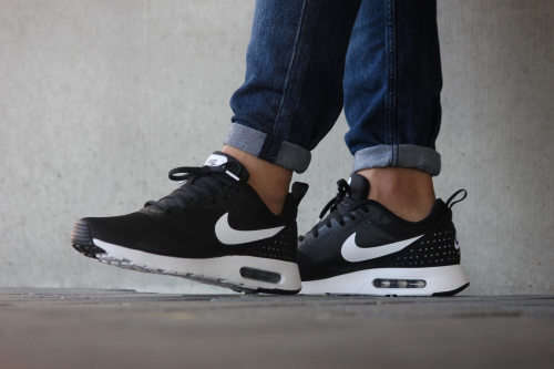 NIKE ORIGNAL AIR MAX TAVAS FOR MEN SIZE UK 9 (SA 9)!!!!!MARKET VALUE R1999.99