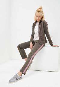 NIKE FULL TRACKSUIT FOR WOMEN SIZE LARGE  !!!!!!MARKET VALUE R1499.99