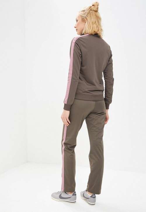 NIKE FULL TRACKSUIT FOR WOMEN SIZE LARGE  !!!!!!MARKET VALUE R1499.99