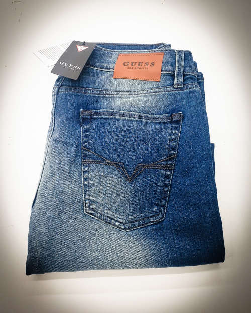 GUESS SLIM BOOTLEG  JEANS FOR MEN SIZE W34 L32 !!!!!!MARKET VALUE R999.99