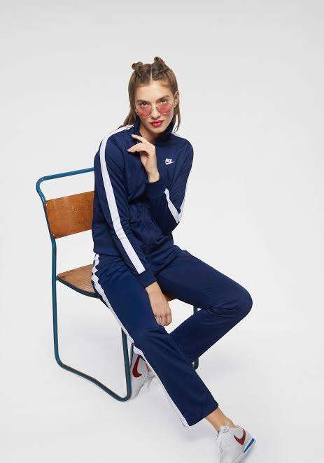 NIKE ORIGINAL FULL TRACKSUIT FOR WOMEN SIZE SMALL  !!!!!! MARKET VALUE R1499.99