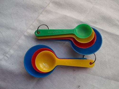 Measuring spoons, different colours