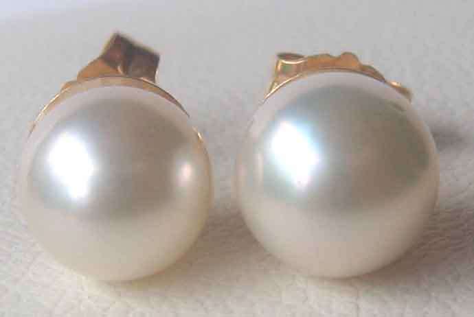 A Pair of 14K Solid Gold and genuine Culture Pearls Earrings/ Studs.
