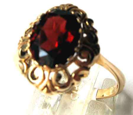 Beautiful 9 ct. Yellow Gold and Genuine Garnet Ring.