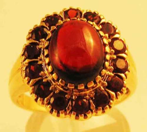 Beautiful 9ct Solid Yellow Gold and Genuine Garnets Ring
