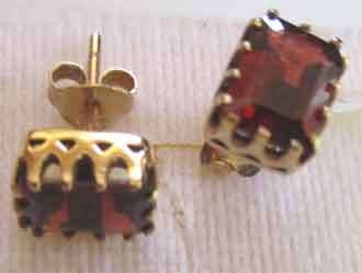 Beautiful 9ct Solid Gold, Genuine Garnets Earrings.