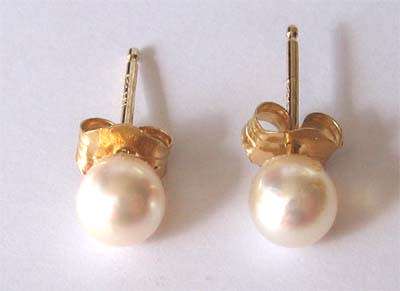 14 ct Solid Gold and Genuine Cultured Pearls Stud/  Earrings