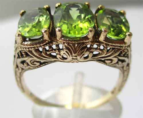 Stunning 9ct Gold and Peridots Ring