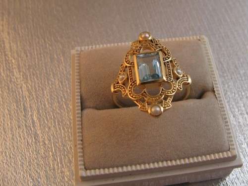 Beautiful 9ct  So,id Yellow Gold, Genuine Blue Topaz  and Seed Pearls Ring