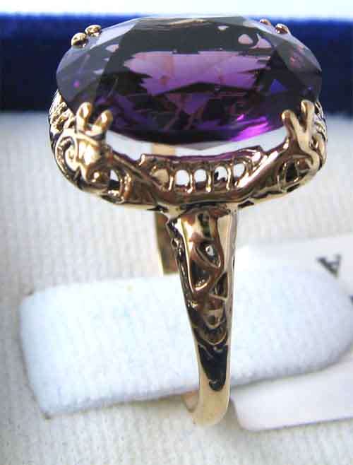Stunning 9ct Gold and Amethyst Ring