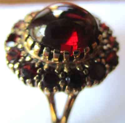Beautiful 9ct Solid Yellow Gold and Genuine Garnets Ring