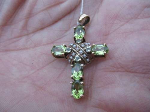 9ct Solid Yellow Gold Genuine Peridots and Pearls Pendant/ cross