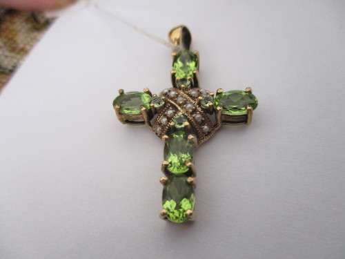 9ct Solid Yellow Gold Genuine Peridots and Pearls Pendant/ cross