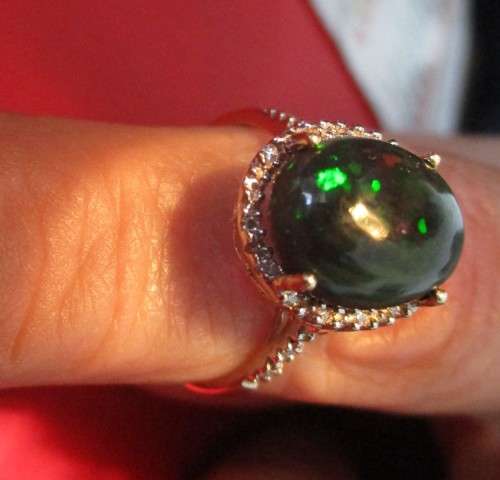 Amazing 2.72 ct Genuine Black Opal & 22 PCS. Diamonds in 10K Solid Yellow Gold Ring