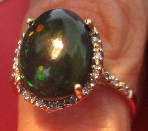 Amazing 2.72 ct Genuine Black Opal & 22 PCS. Diamonds in 10K Solid Yellow Gold Ring