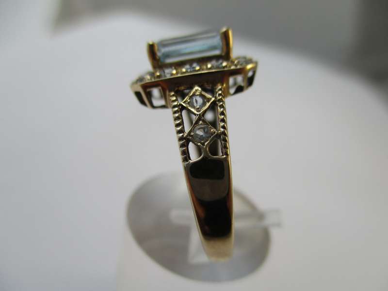 Just beautiful - Genuine Blue Topaz in 9 ct Yellow Gold ring