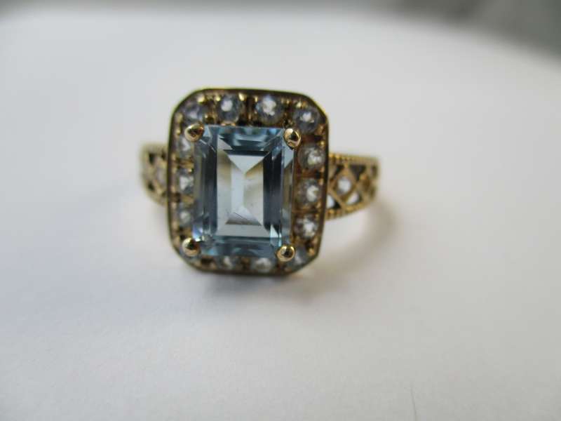 Just beautiful - Genuine Blue Topaz in 9 ct Yellow Gold ring