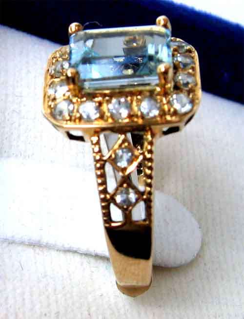Just beautiful - Genuine Blue Topaz in 9 ct Yellow Gold ring