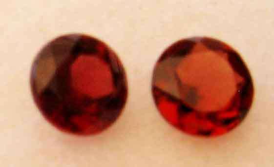 1 Lot , 2 pieces of  4.50 mm round cut Garnets T.W. 0.93 ct.