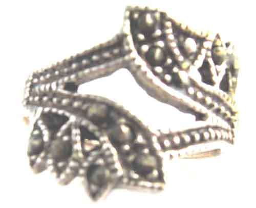 UNUSUAL STERLING SILVER AND MARCASITE RING.