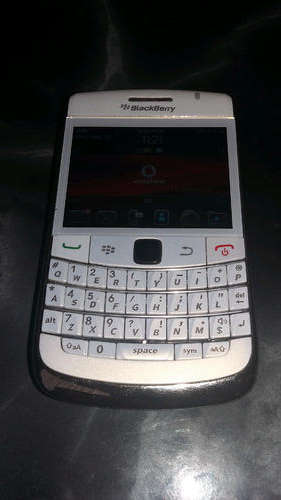 Blackberry 9700 bold - Use Bis & Save on high Data Cost - Grab it
